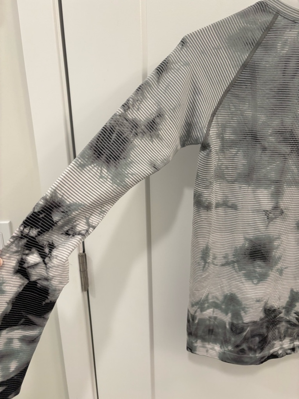 Lululemon Swiftly Tech Long Sleeve 2.0 in
Shibori Stripe Graphite Grey Size 6 - Picture 13 of 14